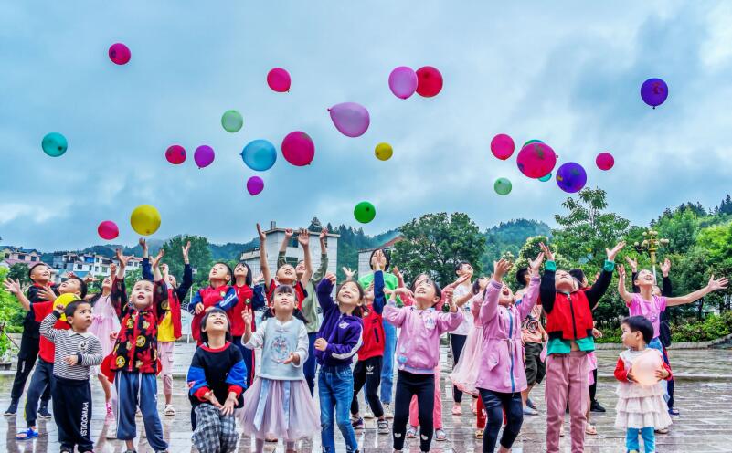 民政部在主題教育中把為民辦實事作為重要內容，著力解決群眾急難愁盼問題，努力把惠民生、暖民心、順民意的工作做到群眾心坎 上。圖為江西省遂川縣在橫嶺“兒童之家”組織開展活動。