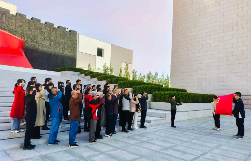 4月26日，中國僑聯(lián)組織離退休老黨員和青年黨員開展聯(lián)建活動，共同參觀中國共產(chǎn)黨歷史展 覽館。