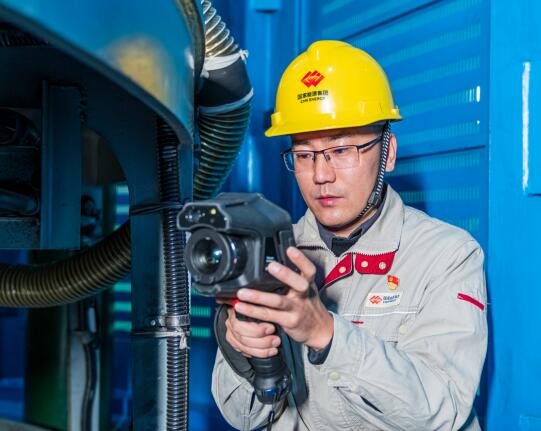 徐博海在水電站廠房檢查設(shè)備。