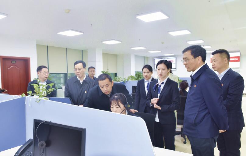 作者（ 前排左三） 在湖南省人社廳12333電話咨詢服務(wù)中心調(diào)研。