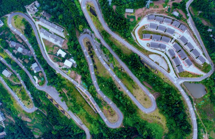 四川通江：旅游公路美如玉帶。