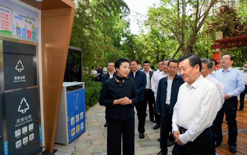 5月23日，作者 （前排右一） 在青島出席全國(guó)城市生活垃圾分類工作現(xiàn)場(chǎng)會(huì)，調(diào)研推進(jìn)垃圾分 類工作。