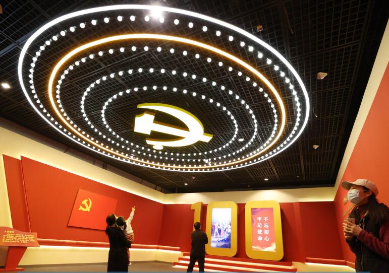 2021年3月10日，參觀者在首都博物館觀看慶祝中國共產(chǎn)黨成立100周年特展。