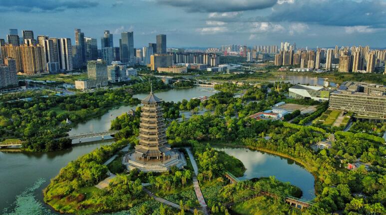 近年來，廣西壯族自治區(qū)南寧市不斷加大城市生態(tài)環(huán)境治理力度，南寧市五象湖濕地公園內(nèi)綠樹成蔭， 湖水清幽，各種樓閣與林木、廊道相映成趣。
