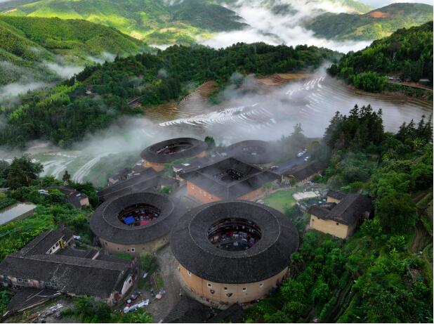作為國家生態(tài)文明建設(shè)示范區(qū)，福建省南靖縣近年來大力實施“生態(tài)立縣”發(fā)展戰(zhàn) 略，努力實現(xiàn)生態(tài)環(huán)境“高顏值”和經(jīng)濟發(fā)展“高素質(zhì)”協(xié)同并進。