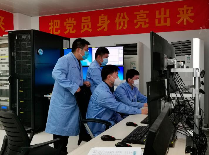 海洋二號B衛(wèi)星在軌測試定標(biāo)隊的黨員干部正在觀測。