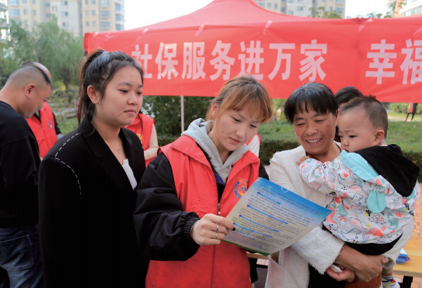人力資源社會(huì)保障部在全國(guó)組織開(kāi)展2023年“社保服務(wù)進(jìn)萬(wàn)家”活動(dòng)，廣泛宣傳社會(huì)保險(xiǎn)政策和便 民服務(wù)舉措。