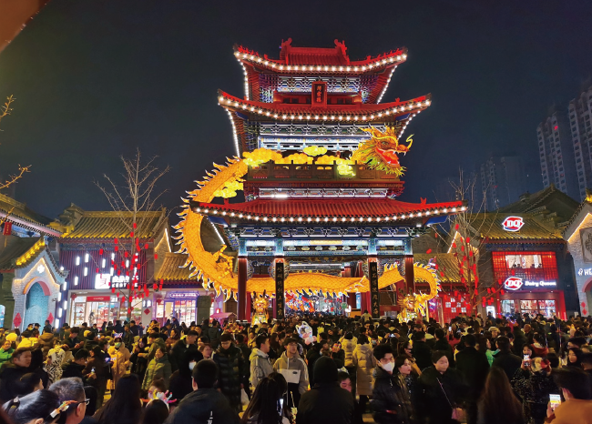 2024年2月24日，甘肅省蘭州市蘭州老街以非遺花燈領(lǐng)銜的龍年燈會璀璨奪目，吸引眾多市 民和游客前來打卡。
