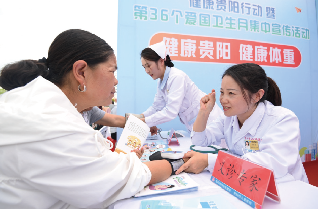 2024年4月19日，在健康貴陽行動暨第36個愛國衛(wèi)生月集中宣傳活動現(xiàn)場，貴陽市婦幼 保健院醫(yī)護人員為市民義診。