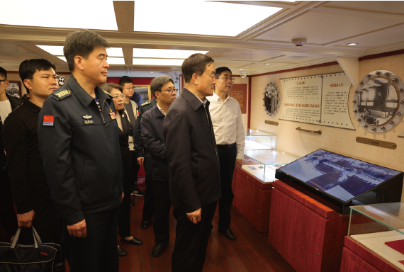 2024年5月12日，作者（ 中） 帶領(lǐng)中央黨史和文獻(xiàn)研究院干部一行調(diào)研海軍博物館。