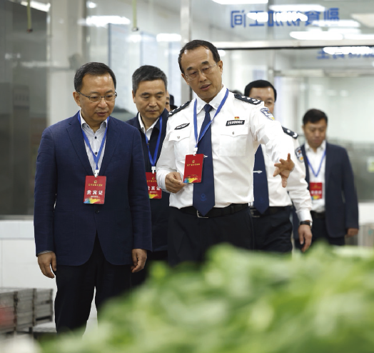 2024年5月20日，作者（ 左一） 帶領(lǐng)省直機(jī)關(guān)工委黨員干部 到遼寧省某監(jiān)獄開展警示教育。
