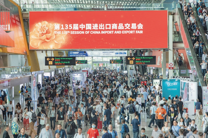 2024年4月15日至5月5日，第135屆中國進出口商品交易會在廣州成功舉辦，來自215個國家和 地區(qū)的24.6萬名境外采購商線下參會，到會人數(shù)創(chuàng)歷史新高。