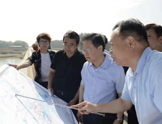 2023年8月19日，國家發(fā)展改革委黨組書記、主任鄭柵潔（右二）率工作組 赴北京、河北受災(zāi)地區(qū)調(diào)研京津冀特大暴雨洪澇災(zāi)害救災(zāi)和災(zāi)后恢復(fù)重建工作 情況。
