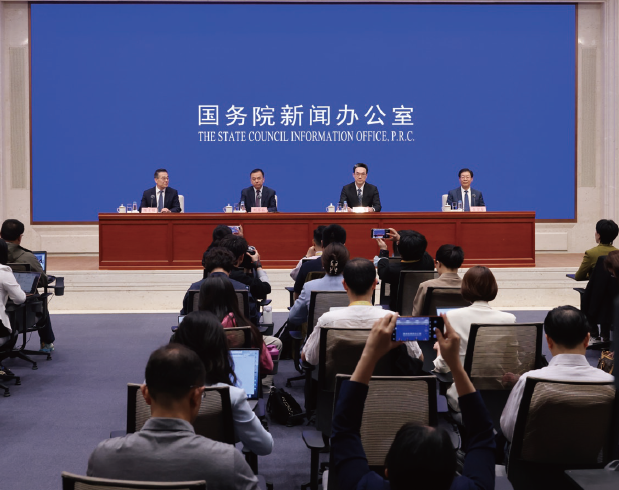 2024年4月17日，國務(wù)院新聞辦公室在北京舉行新聞發(fā)布會，國家發(fā)展 改革委有關(guān)負(fù)責(zé)同志解讀宏觀經(jīng)濟(jì)形勢和政策并答記者問。
