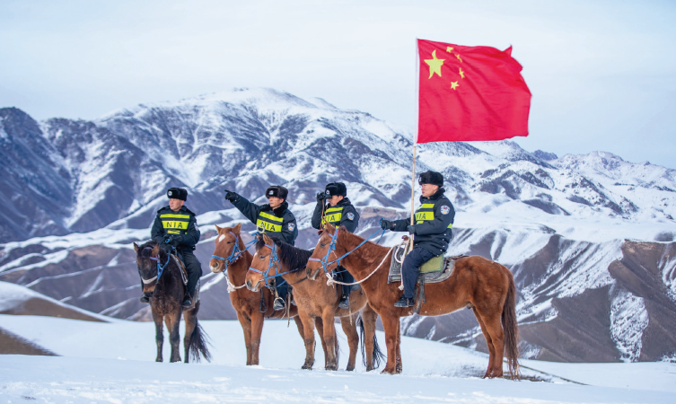 新疆伊犁邊境管理支隊(duì)組成“馬背巡邏小分隊(duì)”深入無(wú)人區(qū)巡查，維護(hù)邊境地區(qū)安全穩(wěn)定。