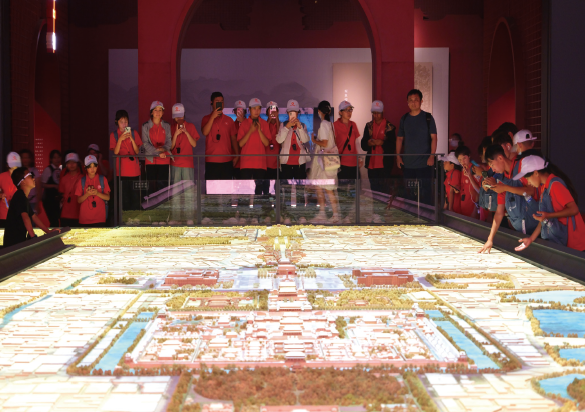 2024年8月19日，觀眾在北京首都博物館觀看“輝煌中軸—紀(jì)念北京建都870周年”展覽。