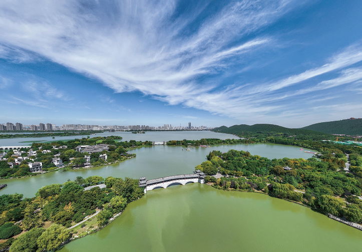 位于徐州市泉山區(qū)的國(guó)家5A級(jí)景區(qū)—云龍湖。