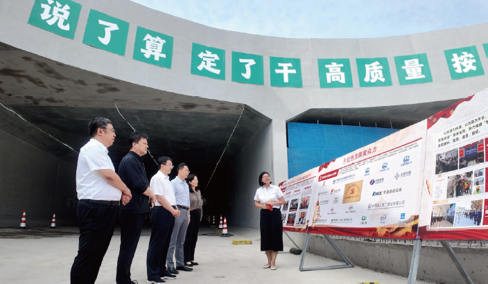 2024年7月15日，青島市委常委、秘書長、市委市直機關(guān)工委書記常紅軍（ 左三） 帶隊開展專題調(diào)研。