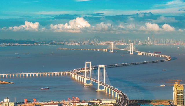 2024年6月30日通車的深中通道，是世界級(jí)“橋、島、隧、水下互通”跨海集群工程，也是構(gòu)建粵港澳大灣區(qū)綜合交通運(yùn)輸體系的核心交 通樞紐工程。