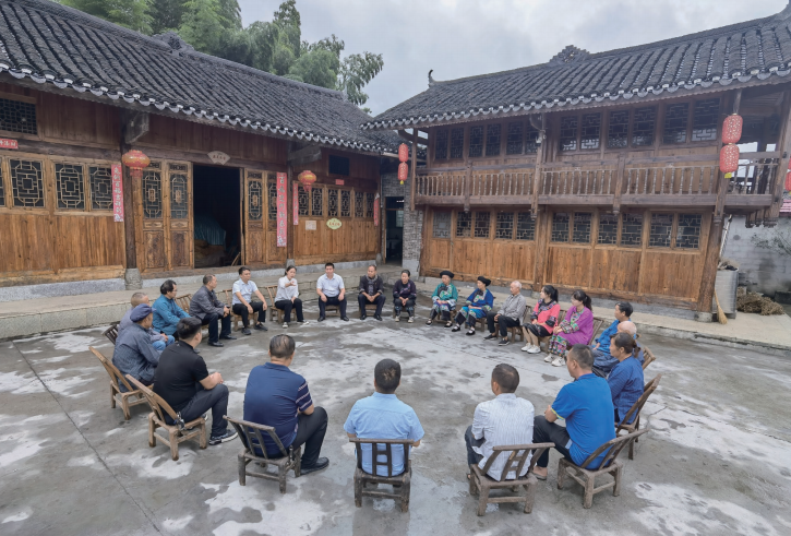 2023年9月13日，湖南省花垣縣司法局工作人員為石欄鎮(zhèn)朋巖村“法律明白人”宣講人民調(diào)解法及 鄉(xiāng)村振興政策。