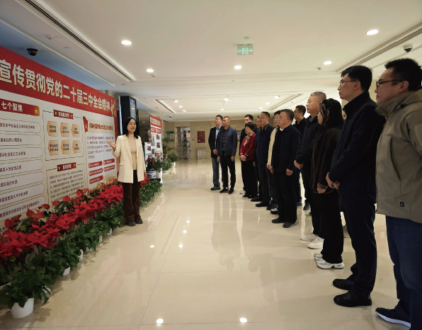 2024年10月25日，北京市司法局講解員在機關(guān)文化長廊為部分黨員講解“學(xué)習(xí) 宣傳貫徹黨的二十屆三中全會精神 以改革賦能司法行政工作現(xiàn)代化”主題展板。