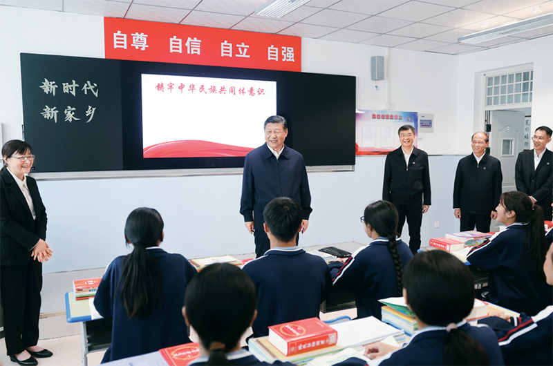 2024年6月18日至19日，中共中央總書記、國家主席、中央軍委主席習近平在青?？疾?。這是18日下午，習近平在果洛西寧民族中學高一（1）班觀摩“新時代、新家鄉(xiāng)”主題思政課。 新華社記者 鞠鵬/攝