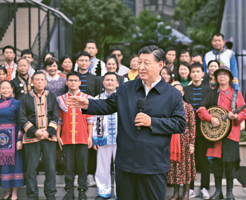 2023年12月14日至15日，中共中央總書記、國家主席、中央軍委主席習近平在廣西考察。這是14日上午，習近平在南寧市良慶區(qū)蟠龍社區(qū)考察時，同社區(qū)各族群眾親切交流。 新華社記者 燕雁/攝