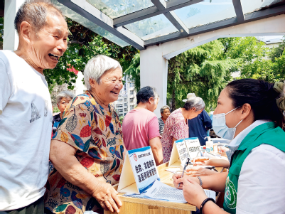 2024年7月4日，洛陽(yáng)市洛龍區(qū)醫(yī)保工作人員開(kāi)展醫(yī)保政策宣傳活動(dòng)。