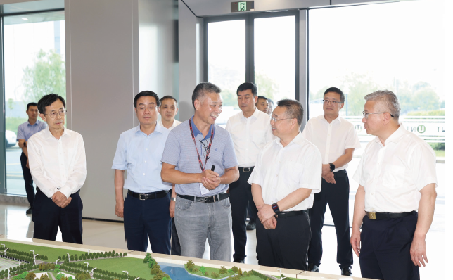 2024年7月25日，作者（ 前排右二） 圍繞稅務(wù)系統(tǒng)貫徹落實黨的二十屆三中全會精神，帶 隊到浙江省杭州市、紹興市、海寧市等地，深入企業(yè)、基層調(diào)研座談。