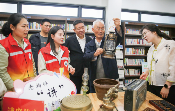 2024年5月13日，江蘇省如皋市如城街道顧莊社區(qū)書屋內(nèi)，老黨員結(jié)合老物件向黨員 群眾講述清廉家風(fēng)故事。