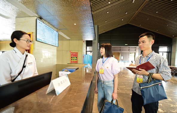 2024年4月29日，江西省贛州市章貢區(qū)紀檢監(jiān)察干部在轄區(qū)景區(qū)了解公款旅游消費 相關(guān)情況。