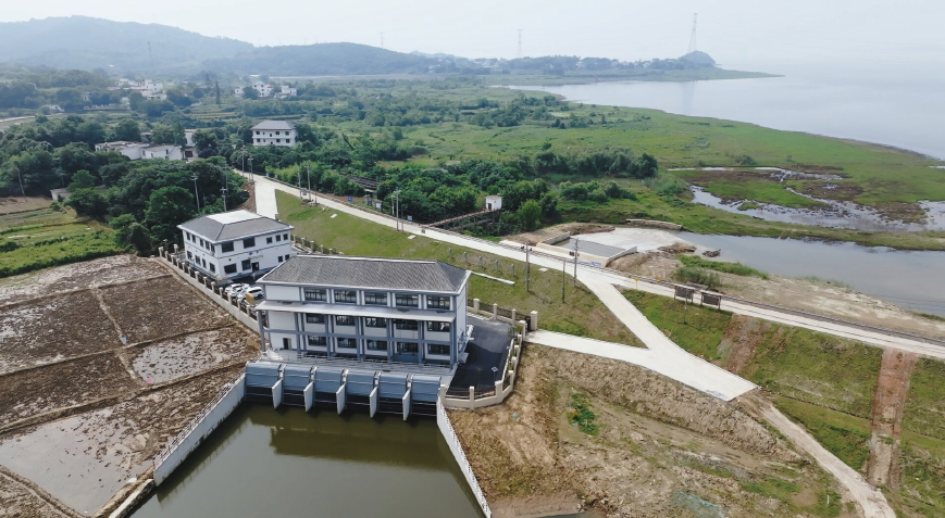近年來，江西在全省推進(jìn)“黨建進(jìn)工地”活動(dòng)，推動(dòng)重大項(xiàng)目建設(shè)提質(zhì)增效。圖為2024年5月竣工的九 江長(zhǎng)江堤澇區(qū)治理工程土橋泵站。