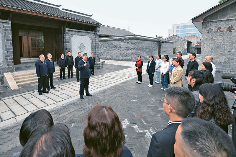 2024年10月17日至18日，中共中央總書記、國(guó)家主席、中央軍委主席習(xí)近平在安徽考察。這是17日下午，習(xí)近平在安慶桐城市六尺巷考察時(shí)，同當(dāng)?shù)鼐用窈陀慰陀H切交流。 新華社記者 申宏/攝