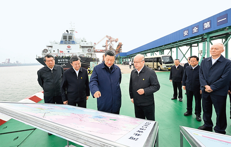 2023年5月11日至12日，中共中央總書記、國家主席、中央軍委主席習近平在河北考察，并主持召開深入推進京津冀協(xié)同發(fā)展座談會。這是11日下午，習近平在滄州市黃驊港煤炭港區(qū)碼頭考察。 新華社記者 李學仁/攝