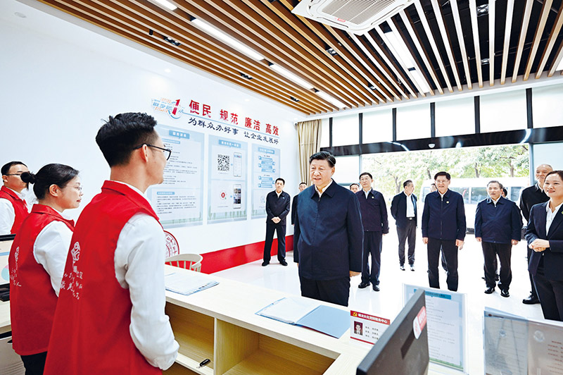 　2023年12月14日至15日，中共中央總書記、國(guó)家主席、中央軍委主席習(xí)近平在廣西考察。這是14日上午，習(xí)近平在南寧市良慶區(qū)蟠龍社區(qū)黨群服務(wù)中心考察。 新華社記者 燕雁/攝