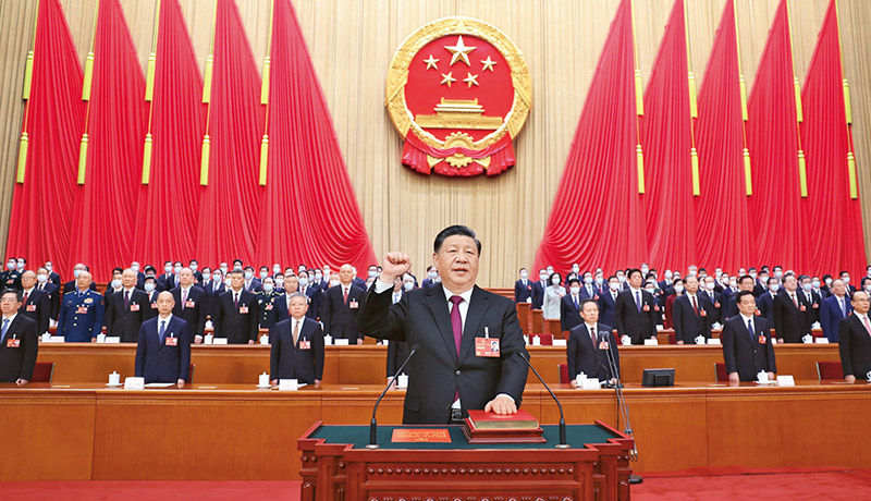 　　2023年3月10日，十四屆全國(guó)人大一次會(huì)議在北京人民大會(huì)堂舉行第三次全體會(huì)議。習(xí)近平全票當(dāng)選中華人民共和國(guó)主席、中華人民共和國(guó)中央軍事委員會(huì)主席。這是習(xí)近平進(jìn)行憲法宣誓。 新華社記者 鞠鵬/攝