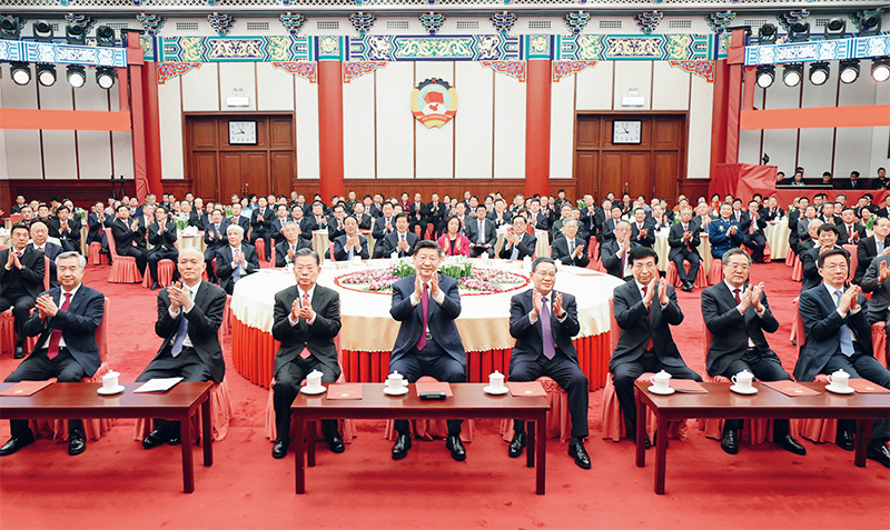 2023年12月29日，全國政協(xié)在北京舉行新年茶話會(huì)。黨和國家領(lǐng)導(dǎo)人習(xí)近平、李強(qiáng)、趙樂際、王滬寧、蔡奇、丁薛祥、李希、韓正出席茶話會(huì)并觀看演出。 新華社記者 鞠鵬/攝