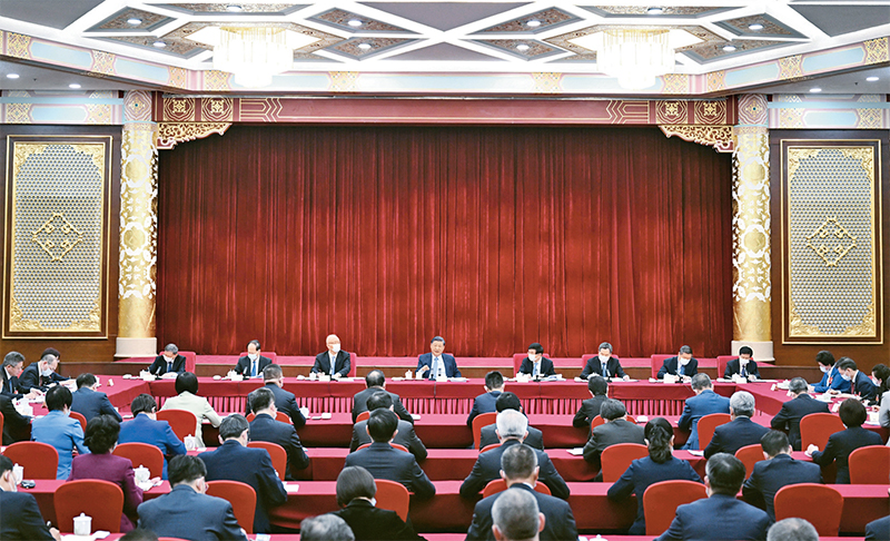 2023年3月6日，中共中央總書記、國家主席、中央軍委主席習(xí)近平看望參加全國政協(xié)十四屆一次會(huì)議的民建、工商聯(lián)界委員，并參加聯(lián)組會(huì)，聽取意見和建議。中共中央政治局常委、全國政協(xié)十四屆一次會(huì)議主席團(tuán)會(huì)議主持人王滬寧，中共中央政治局常委蔡奇、丁薛祥參加看望和討論。 新華社記者 謝環(huán)馳/攝