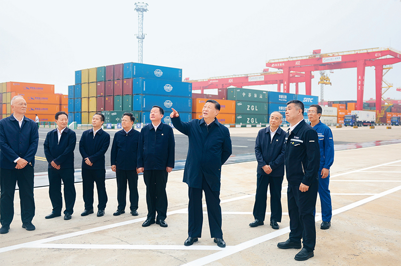 2024年5月22日至24日，中共中央總書(shū)記、國(guó)家主席、中央軍委主席習(xí)近平在山東考察。這是22日下午，習(xí)近平在日照港察看全自動(dòng)化集裝箱碼頭作業(yè)場(chǎng)景。 新華社記者 鞠鵬/攝