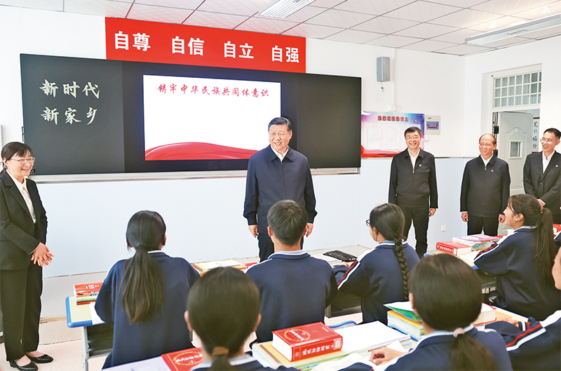 　　2024年6月18日至19日，中共中央總書記、國家主席、中央軍委主席習近平在青?？疾?。這是18日下午，習近平在果洛西寧民族中學高一（1）班觀摩“新時代、新家鄉(xiāng)”主題思政課。 新華社記者 鞠鵬/攝