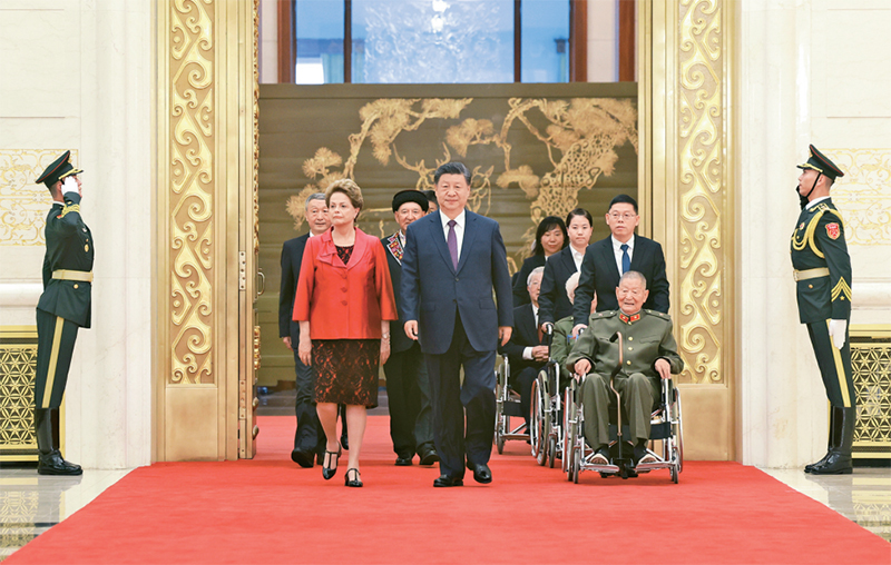 2024年9月29日，中華人民共和國國家勛章和國家榮譽稱號頒授儀式在北京人民大會堂金色大廳隆重舉行。中共中央總書記、國家主席、中央軍委主席習近平同國家勛章和國家榮譽稱號獲得者一同步入會場。 新華社記者 王曄/攝　　