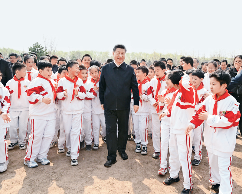 2024年4月3日，黨和國家領導人習近平、李強、趙樂際、王滬寧、蔡奇、丁薛祥、李希、韓正等來到北京市通州區(qū)潞城鎮(zhèn)參加首都義務植樹活動。這是習近平同少先隊員在一起。 新華社記者 李學仁/攝